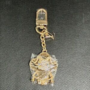 ✅ PRICE IS FIRM ✅ FASHION  Gold and Clear Crystal Animal Charm Keychain